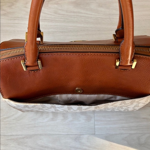 MICHAEL KORS Hudson Large Signature PVC Satchel - Picture 5 of 8